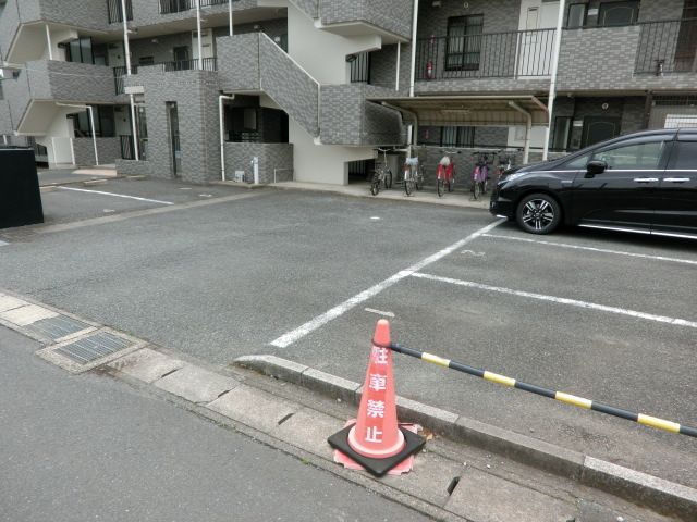 駐車場　敷地内の駐車場です。満車の場合は近くに月極があります