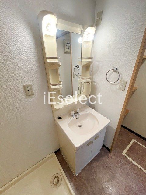 洗面設備　毎朝の準備に便利な独立洗面台