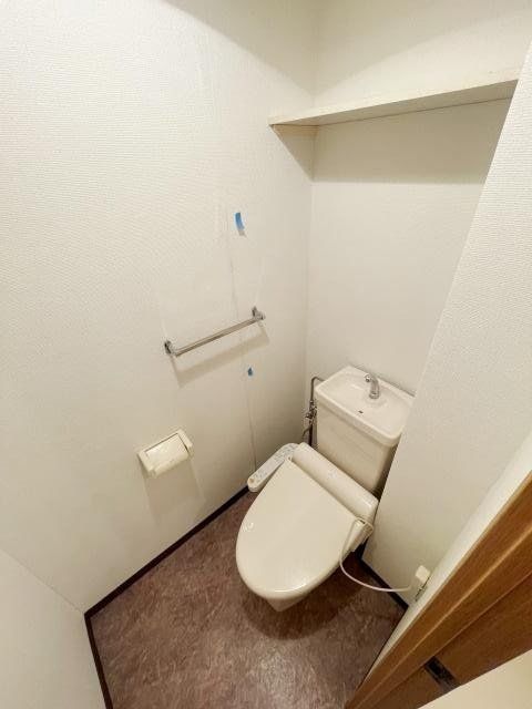 トイレ　温水洗浄便座付きのトイレです?