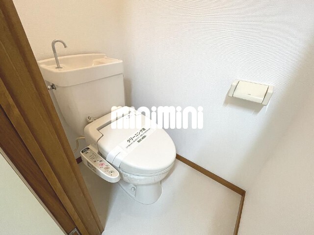 トイレ　温水洗浄機能便座付きのトイレです。