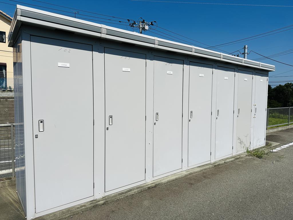 駐車場　物置あります