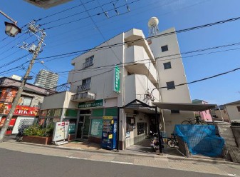 エントランス　エントランス奥にはゴミ置きなどもあり、便利です♪