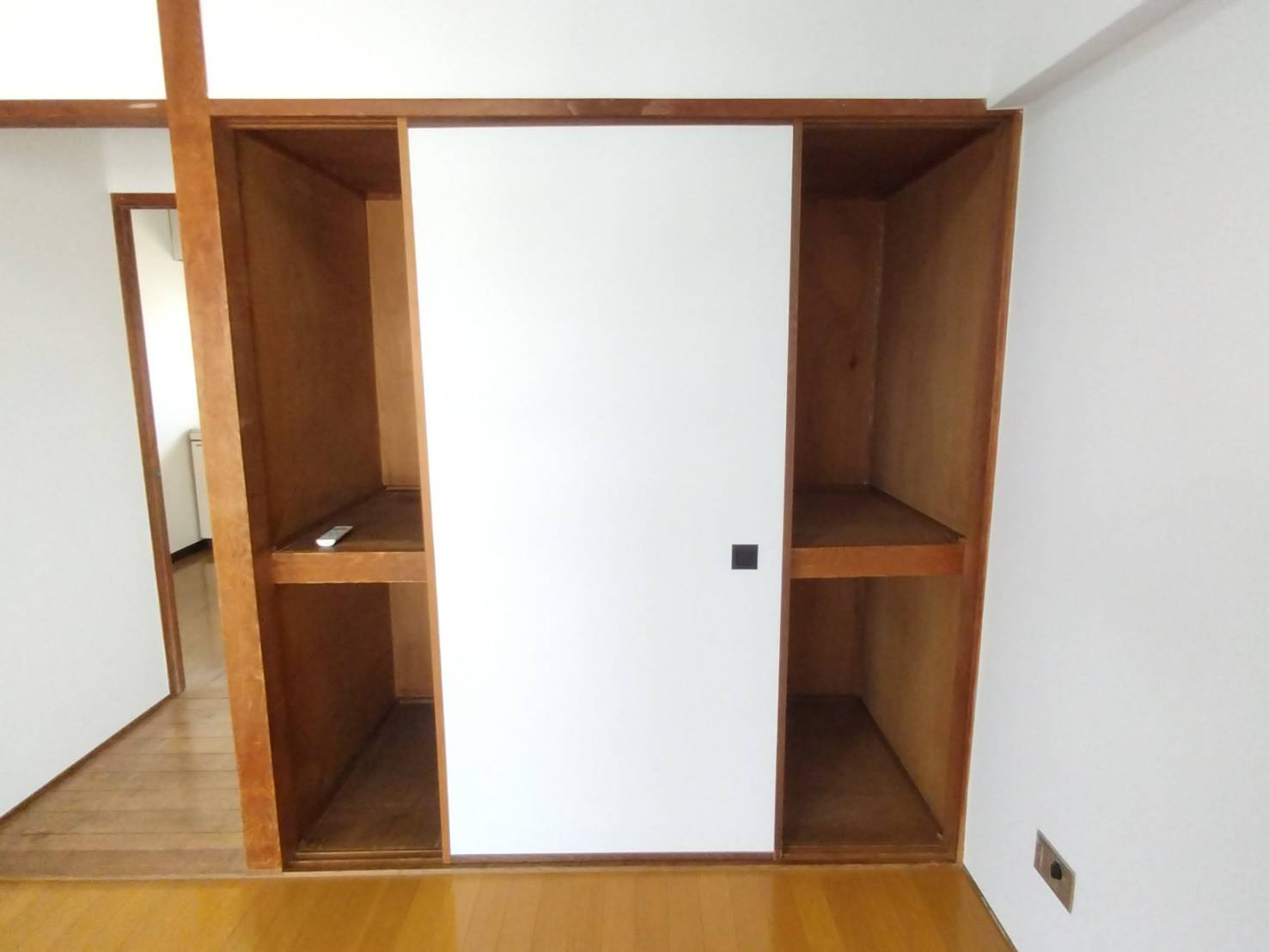 収納　開けると押入れですが、洋室に馴染むクロス仕上げの大容量収納！