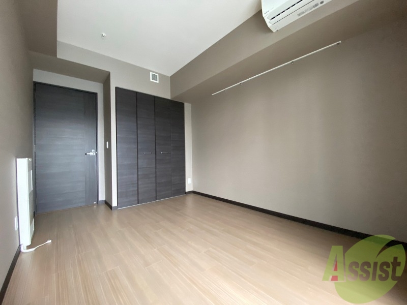 その他部屋・スペース　寝室はこちらです。光が差し込む、温かみのあるお部屋です。