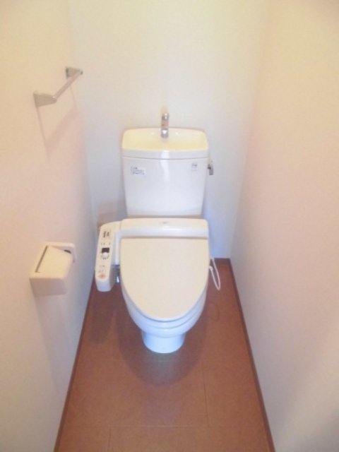 トイレ　掲載写真は同型モデルを掲載しており実際のお部屋と仕様等が異な