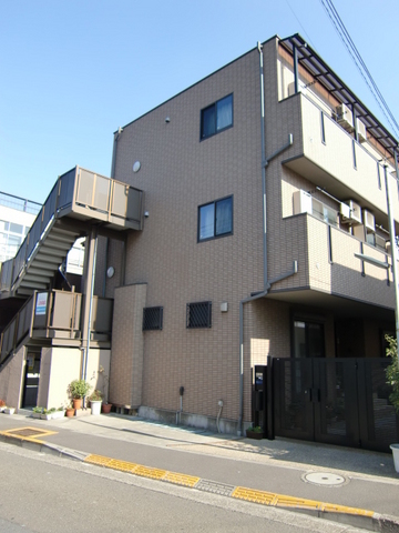建物外観　築浅 きれいな建物です