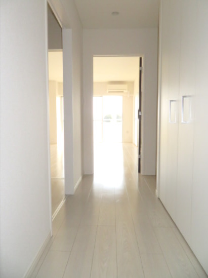 玄関　別部屋・同タイプの参考写真になります。