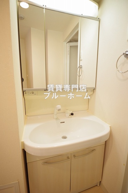 洗面設備　嬉しい3面鏡の独立洗面台です！