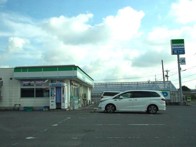 コンビニ　ファミリーマート（コンビニ）まで450m
