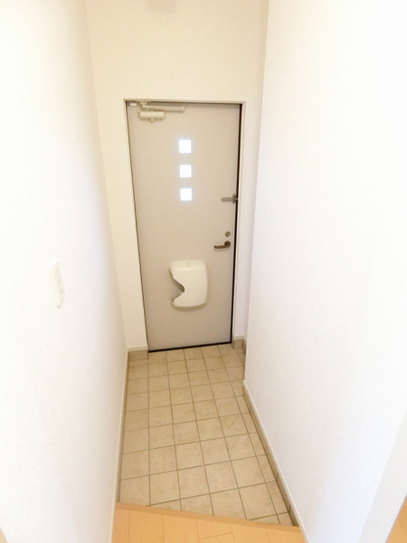 玄関　※別号室の写真です