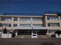 中学校　札幌市立新川西中学校（中学校）まで508m