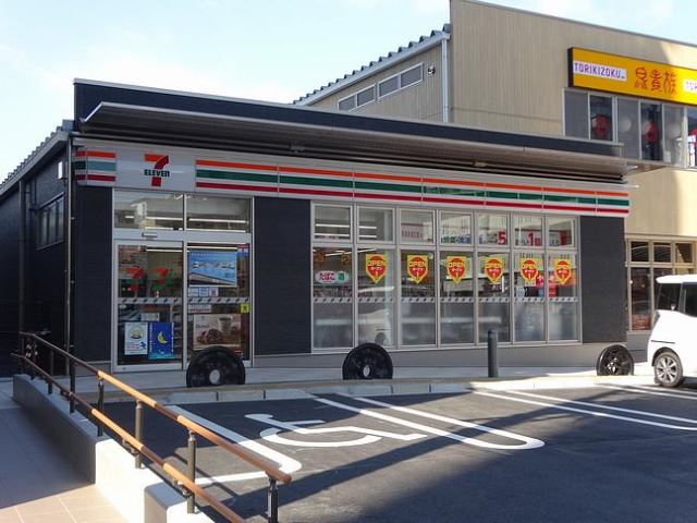コンビニ　セブンイレブン（コンビニ）まで220m