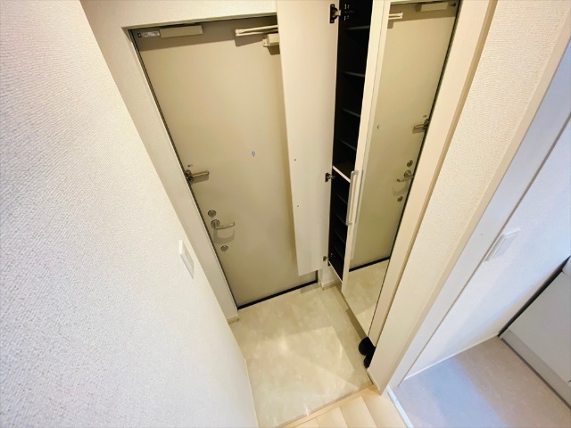 玄関　＊コンテチェストIIIと同じタイプのお部屋です。