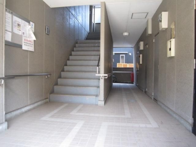 エントランス　☆中階段☆