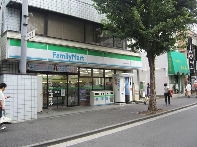 コンビニ　ファミリーマート（コンビニ）まで140m
