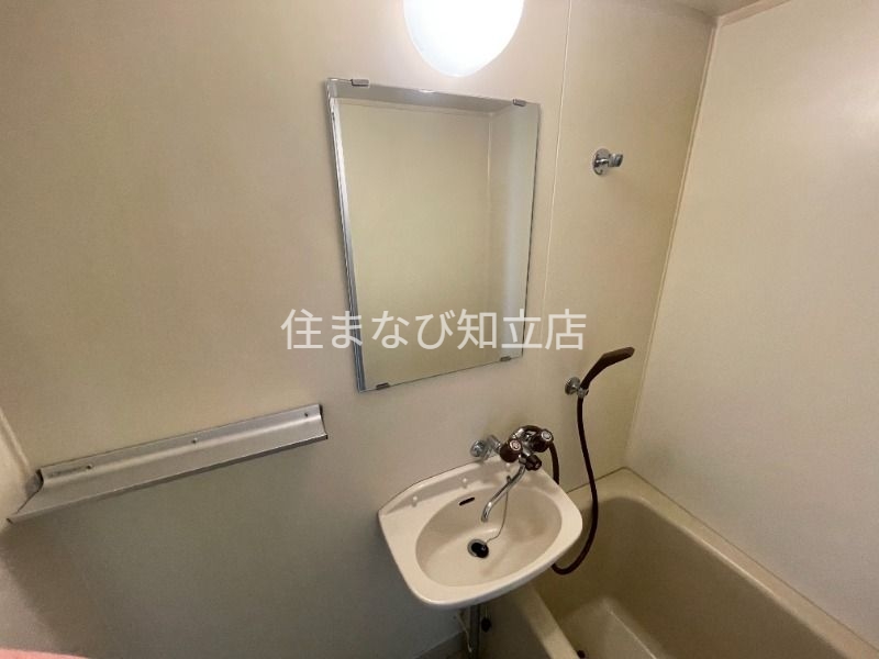 洗面設備　別室同型写真／清掃前