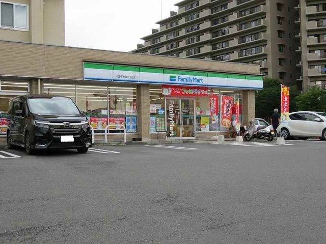 コンビニ　ファミリーマート（コンビニ）まで550m