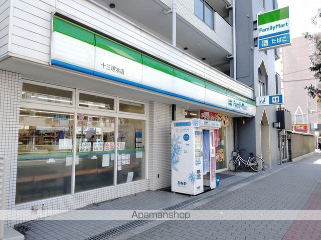 コンビニ　ファミリーマート十三塚本店（コンビニ）まで199m