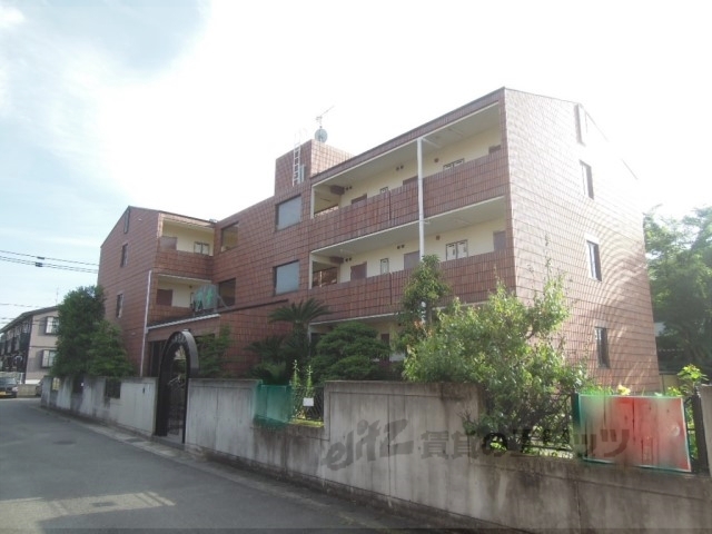 奈良市西大寺芝町のマンションの建物外観