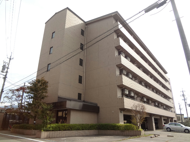 松本市庄内のマンションの建物外観