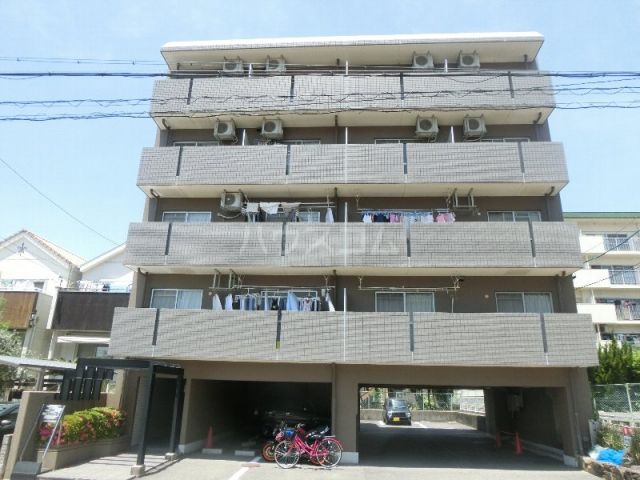 名古屋市名東区亀の井のマンションの建物外観