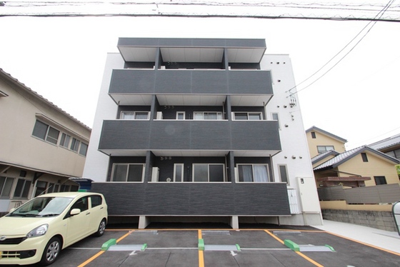 広島市中区江波東のマンションの建物外観