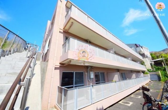 横浜市神奈川区西寺尾のマンションの建物外観