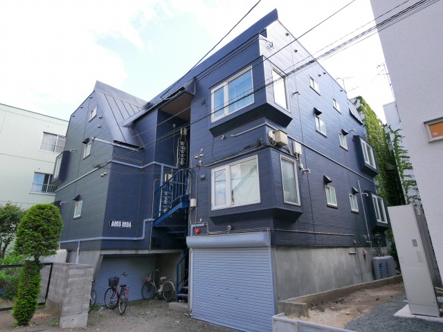 札幌市西区二十四軒四条のアパートの建物外観