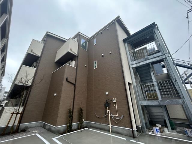 戸田市大字新曽のアパートの建物外観