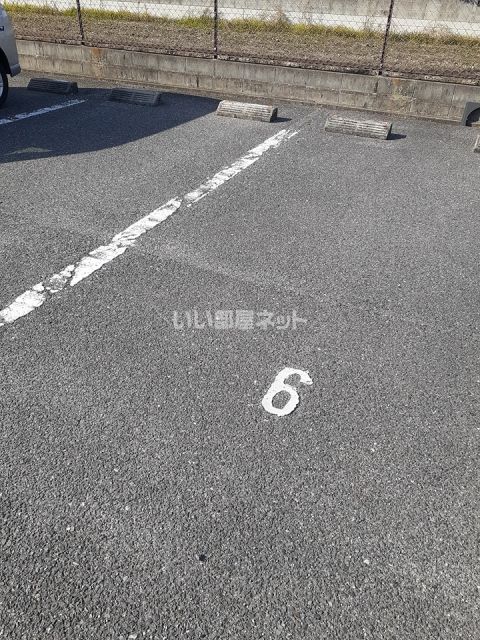 【岡山市中区四御神のアパートの駐車場】