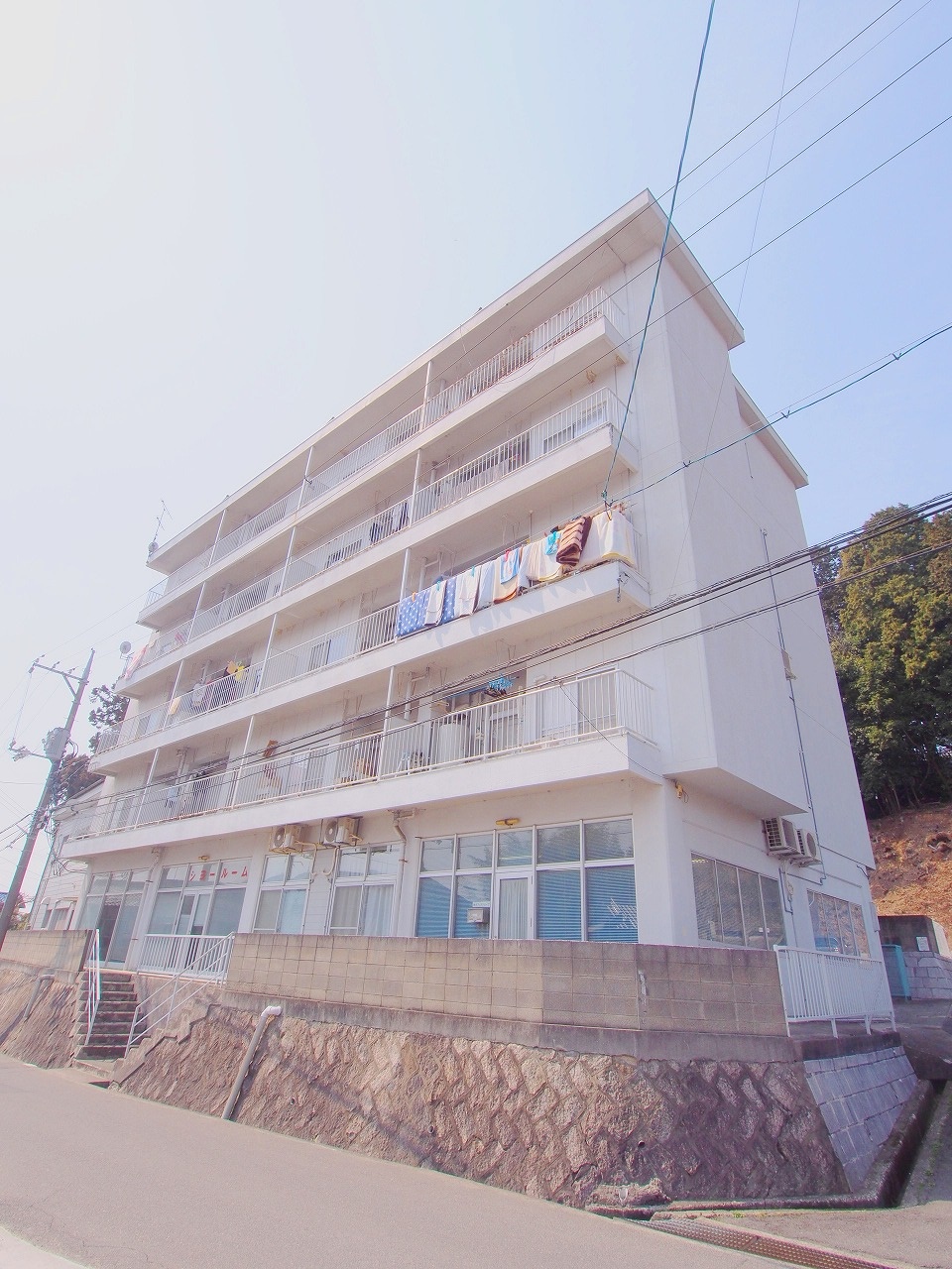 安芸郡熊野町中溝のマンションの建物外観