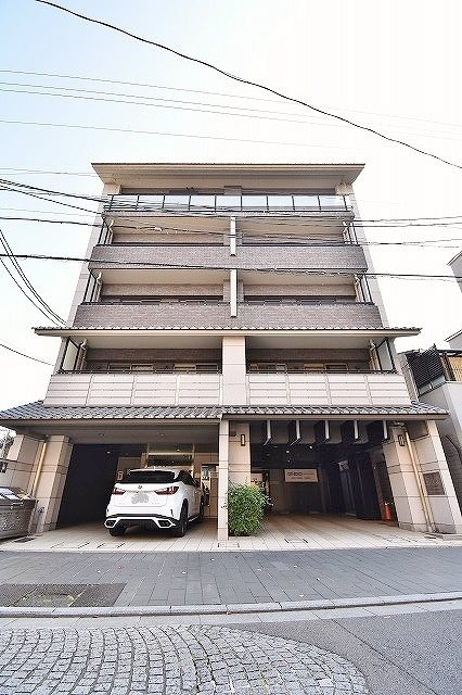 京都市下京区材木町のマンションの建物外観