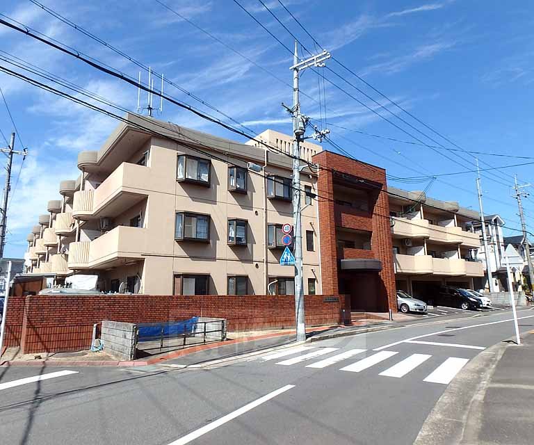 【長岡京市久貝のマンションの建物外観】