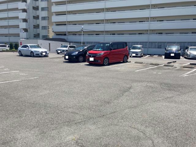 【尾張旭市旭前町のマンションの駐車場】