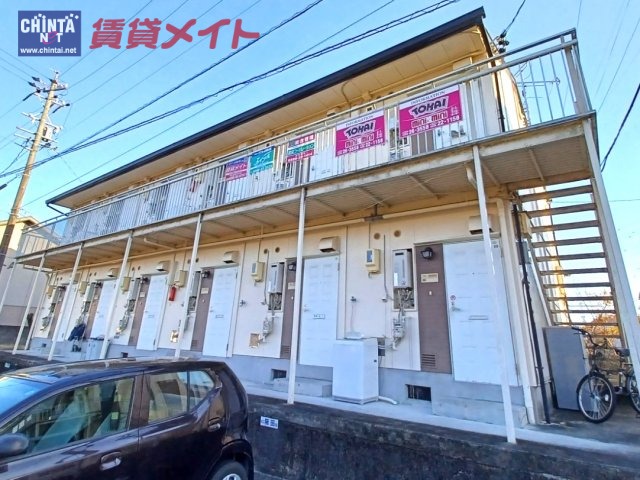 松阪市久保町のアパートの建物外観