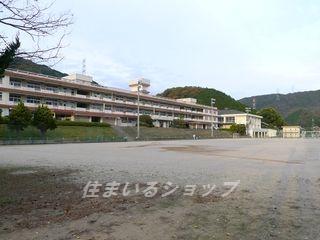 【広島市安佐北区安佐町大字飯室のアパートの中学校】