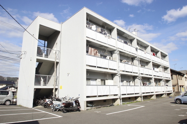 広島市安佐南区相田のマンションの建物外観