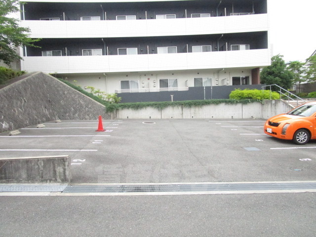 【ニューサンライズ南春日丘の駐車場】