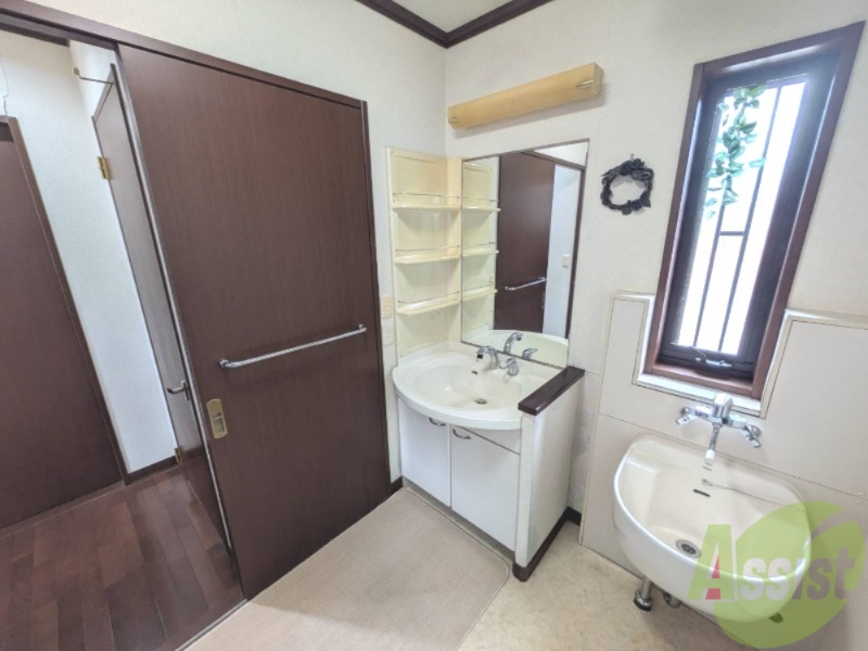 洗面設備　洗面台もございます。朝の準備はコチラから。鏡部分を変更予定