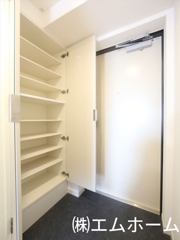 玄関　玄関　シューズボックス付（収納充実してます）