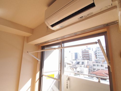 その他設備　便利な折りたたみ式室内物干し