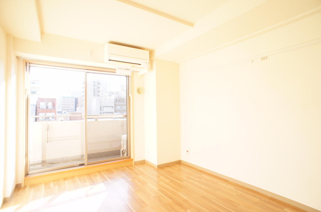 居室・リビング　角部屋、南面二面採光なので明るいです♪