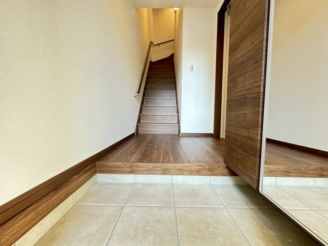 玄関　詳細は、RISUMO江坂本店までお問合せください♪