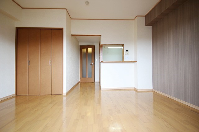 居室・リビング　同物件別部屋