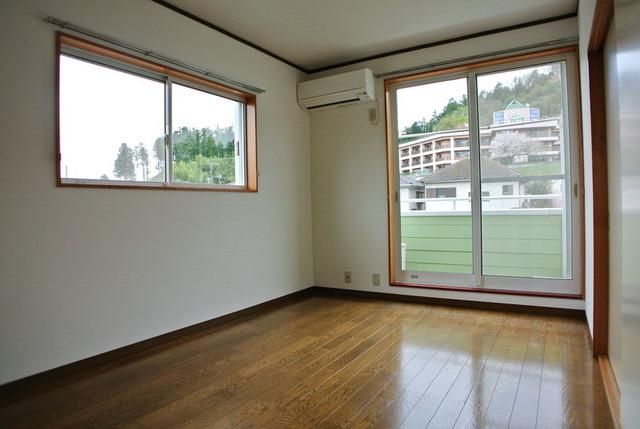 居室・リビング　☆二面採光の明るい洋室☆