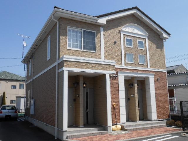 建物外観　建物玄関側（西面）を北西方向より撮影