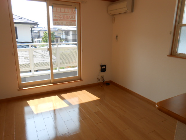 居室・リビング　東面居室（エアコン完備）・南面に換気採光窓有り