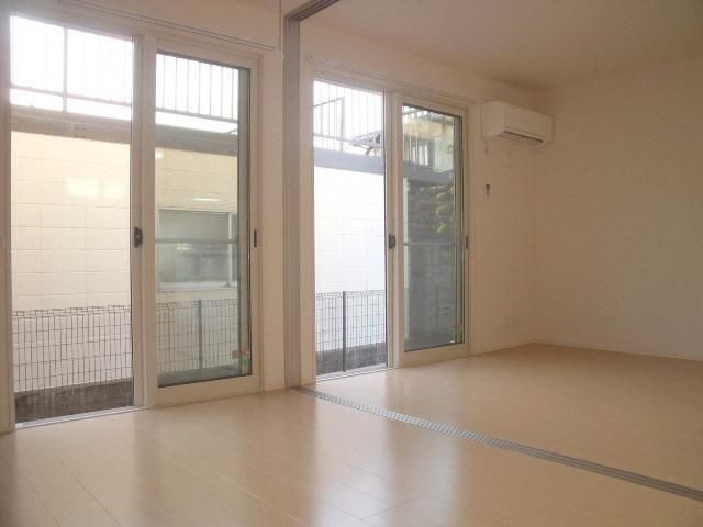 居室・リビング　フローリング張りの明るいＬＤＫ