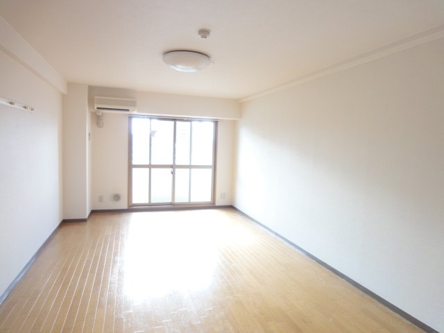 居室・リビング　同物件別号室の写真