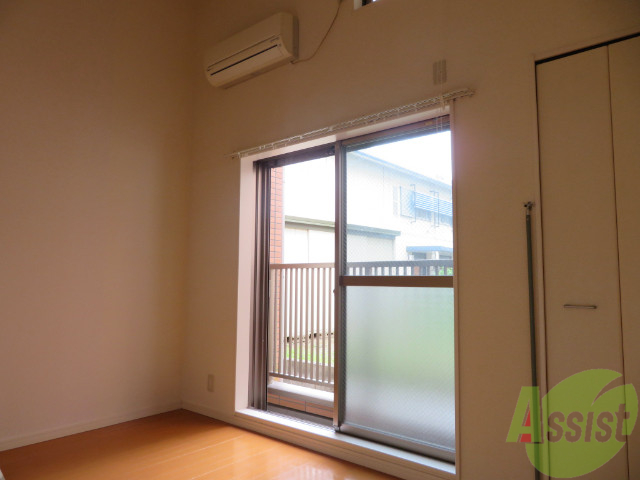 居室・リビング　陽の光が差し込む明るいお部屋は気持がいいですね～